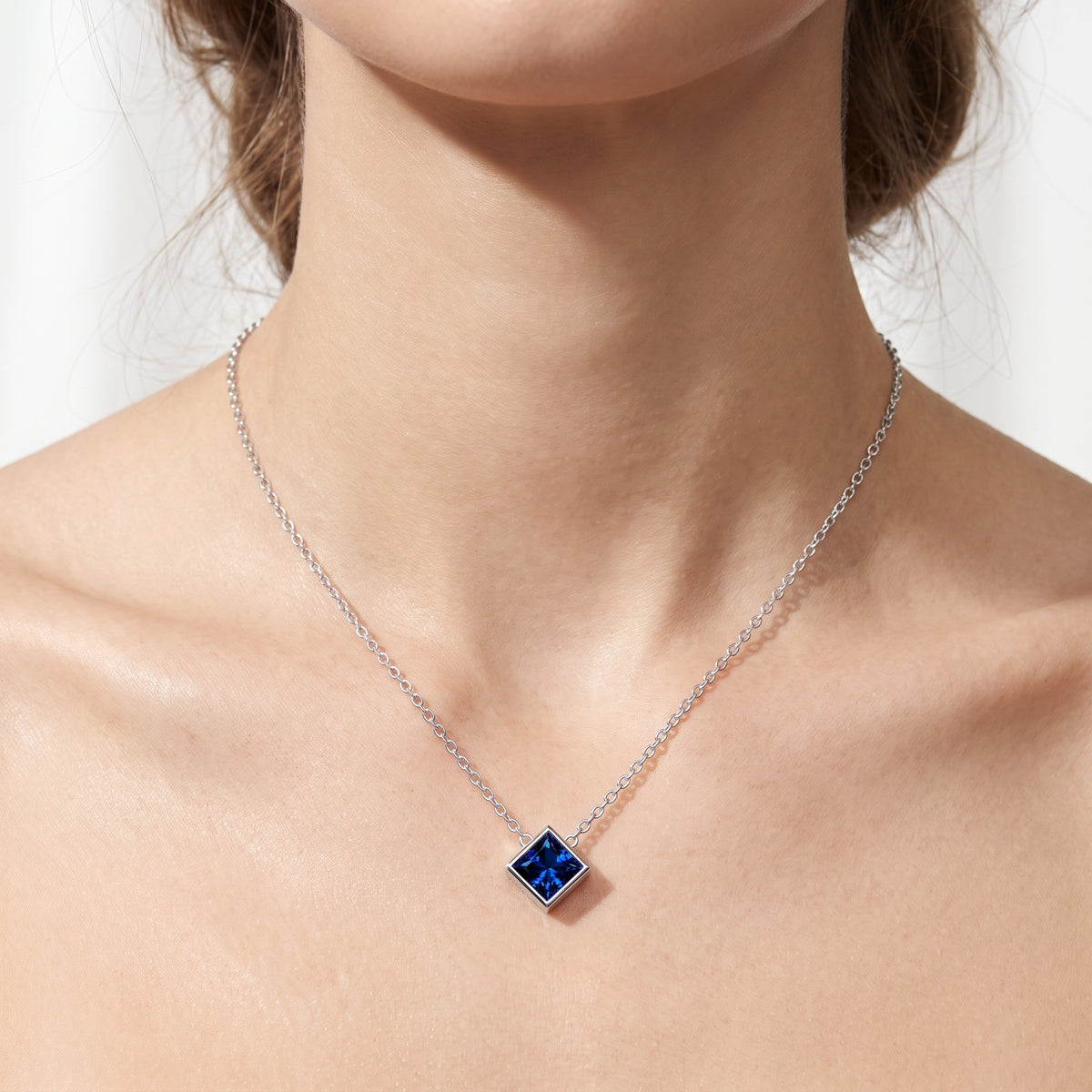 _lifestyle_image@SKU:P245G-BSGP0050000PL #metal_silver+origin_lab-created