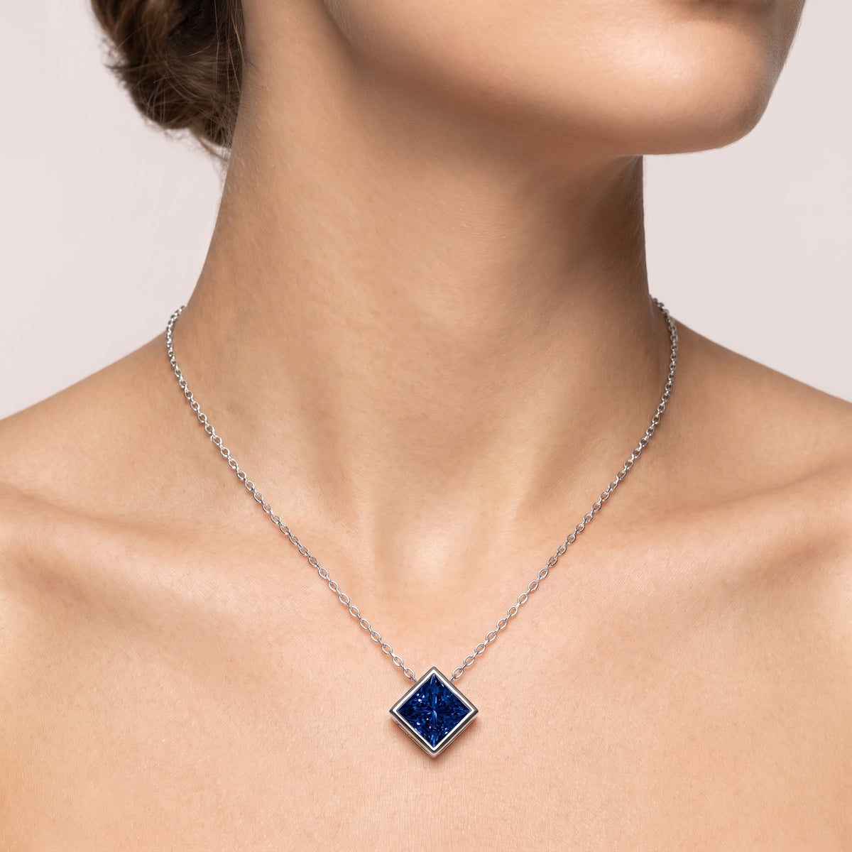 _lifestyle_image@SKU:P245G-BSGP01500004W #metal_10k-white-gold+origin_lab-created