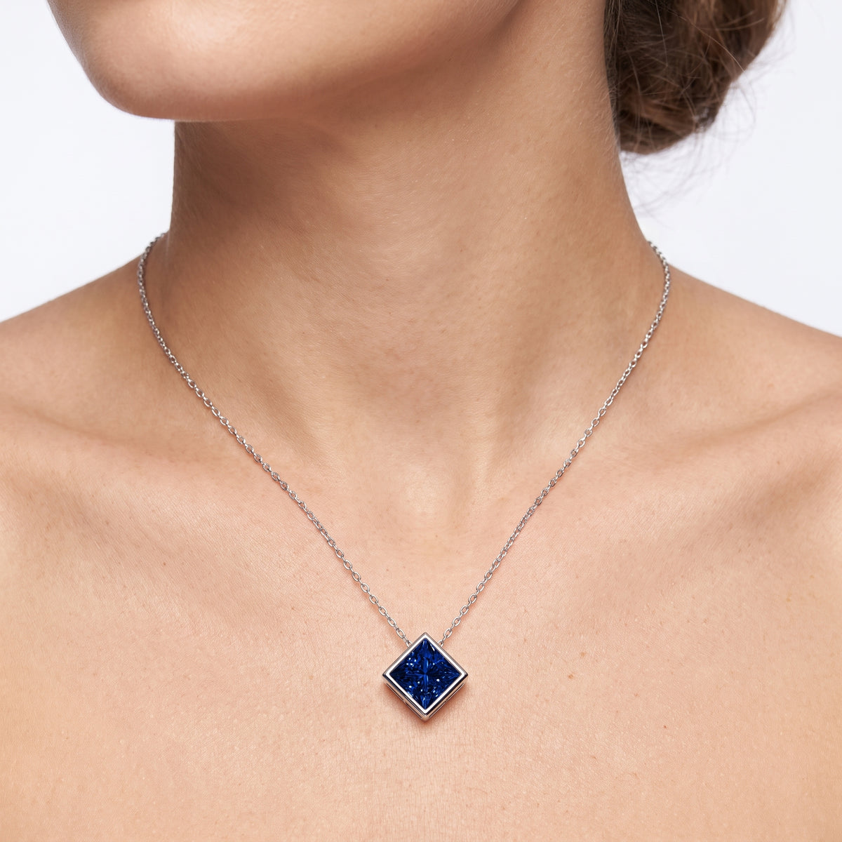_lifestyle_image@SKU:P245G-BSGP02000004W #metal_10k-white-gold+origin_lab-created