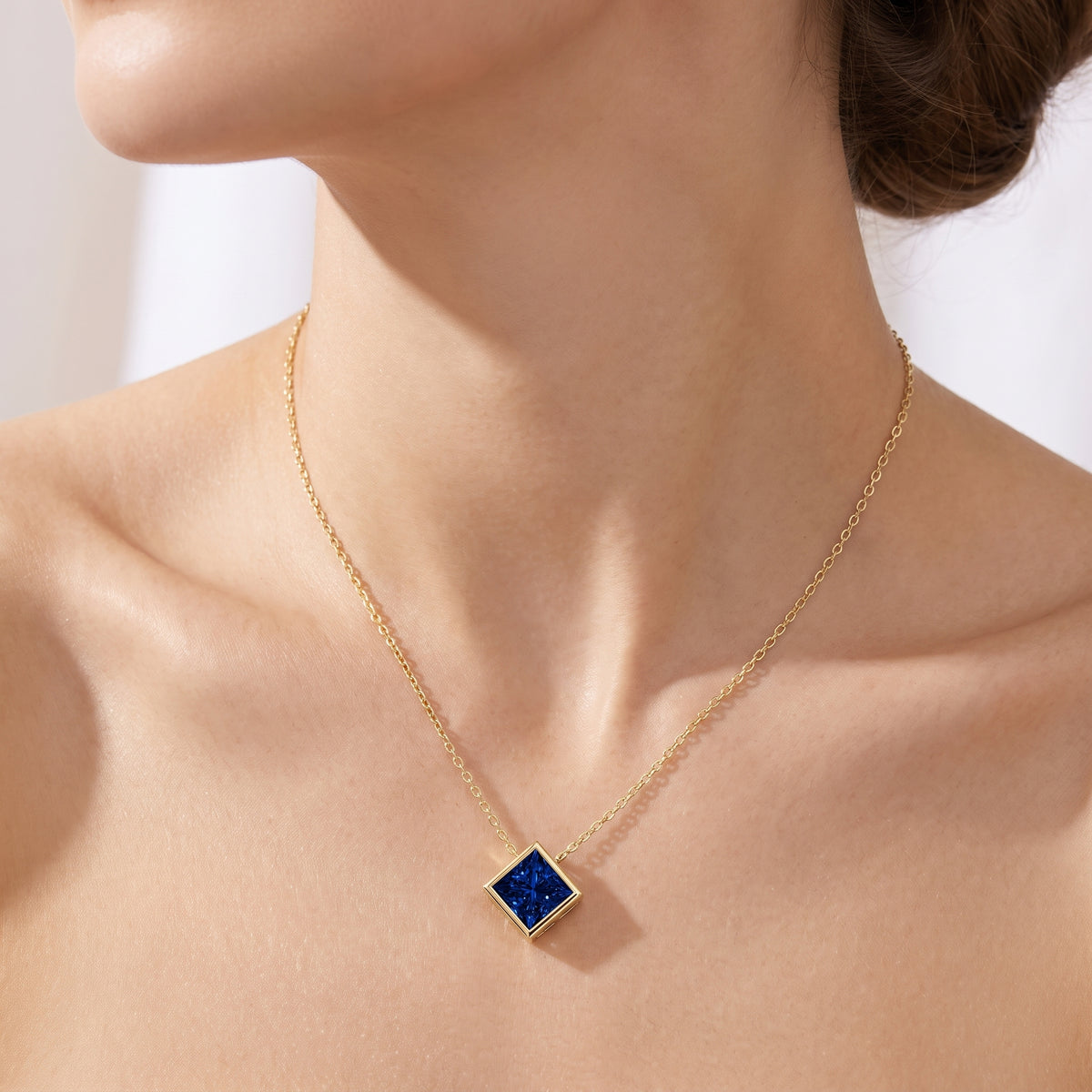 _lifestyle_image@SKU:P245G-BSGP02000004Y #metal_10k-yellow-gold+origin_lab-created