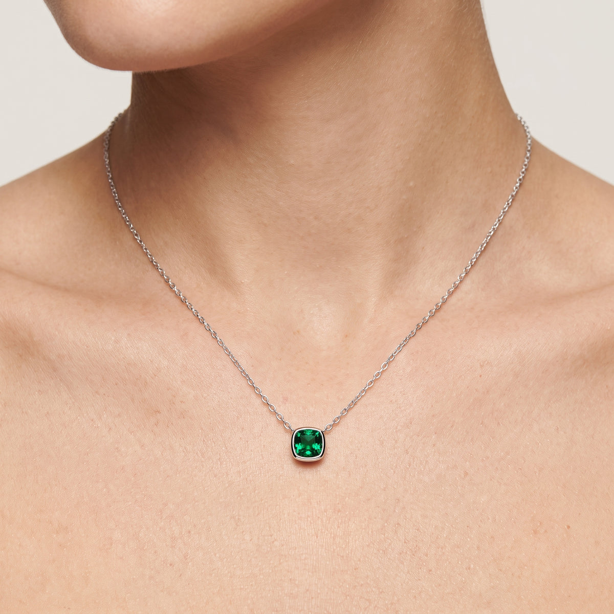 _lifestyle_image@SKU:P245G-EMGC0025000PL #metal_silver+origin_lab-created