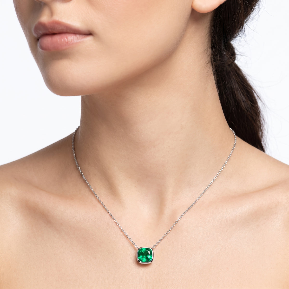 _lifestyle_image@SKU:P245G-EMGC0050000PL #metal_silver+origin_lab-created