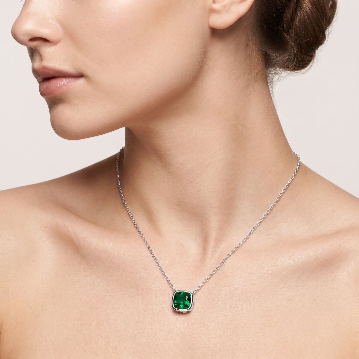_lifestyle_image@SKU:P245G-EMGC0100000PL #metal_silver+origin_lab-created