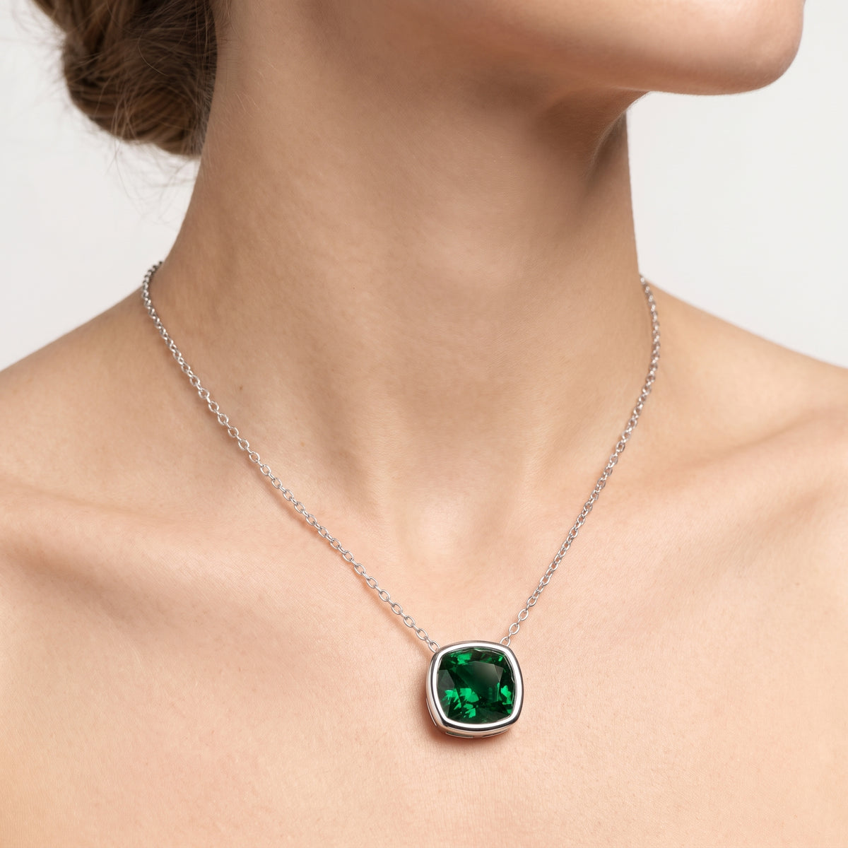 _lifestyle_image@SKU:P245G-EMGC0150000PL #metal_silver+origin_lab-created