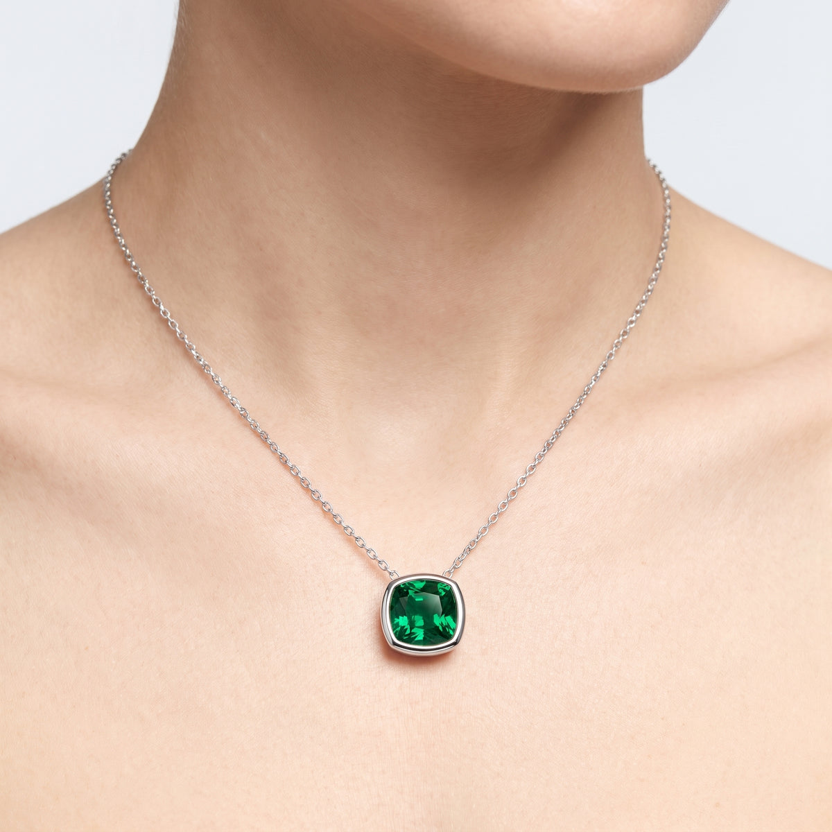 _lifestyle_image@SKU:P245G-EMGC0200000PL #metal_silver+origin_lab-created