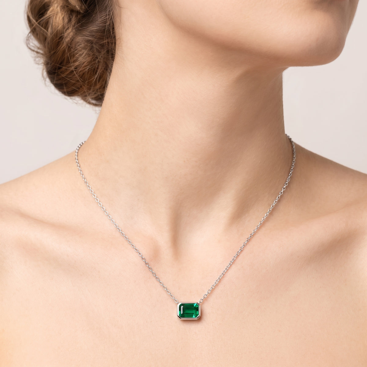 _lifestyle_image@SKU:P245G-EMGE0025000PL #metal_silver+origin_lab-created