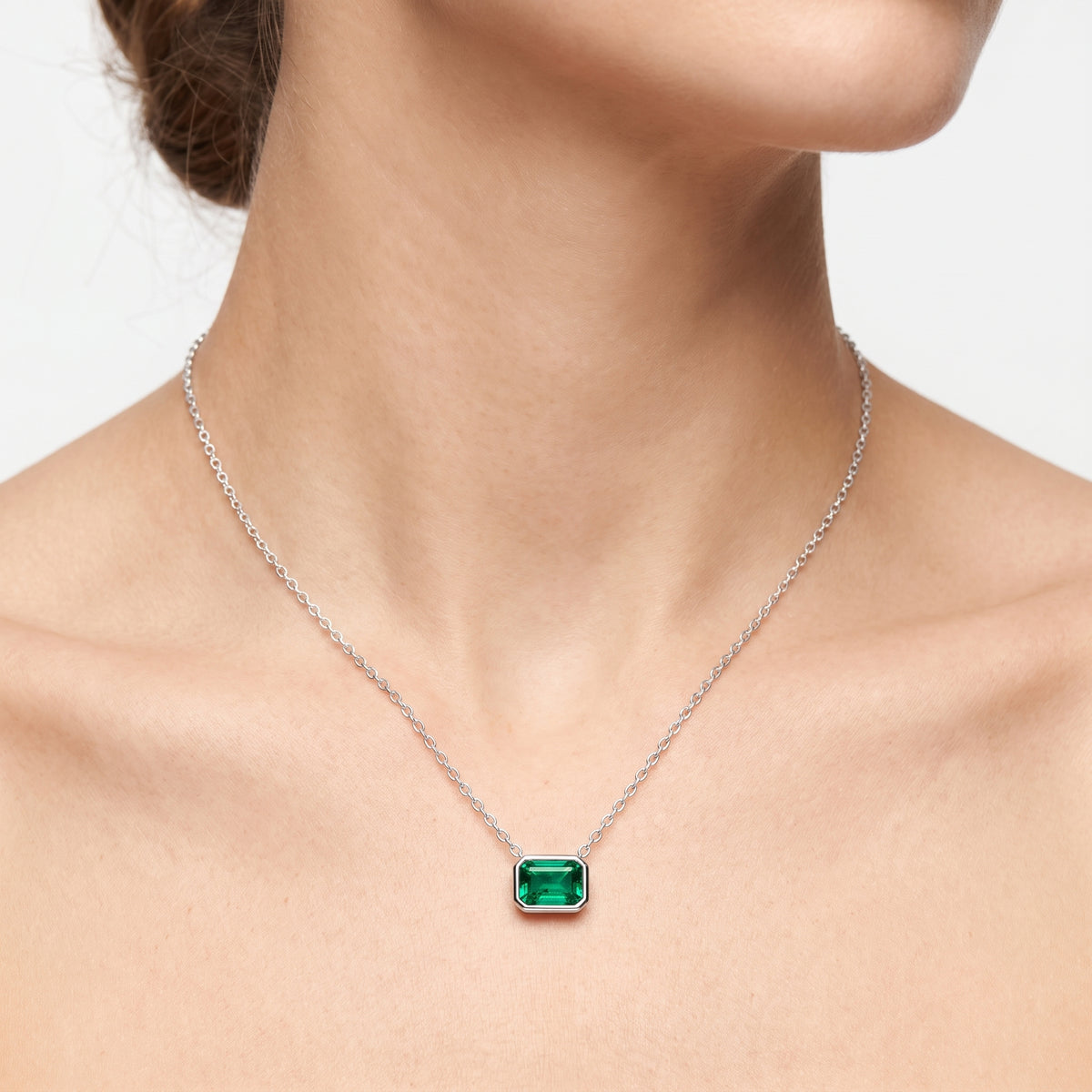 _lifestyle_image@SKU:P245G-EMGE0050000PL #metal_silver+origin_lab-created