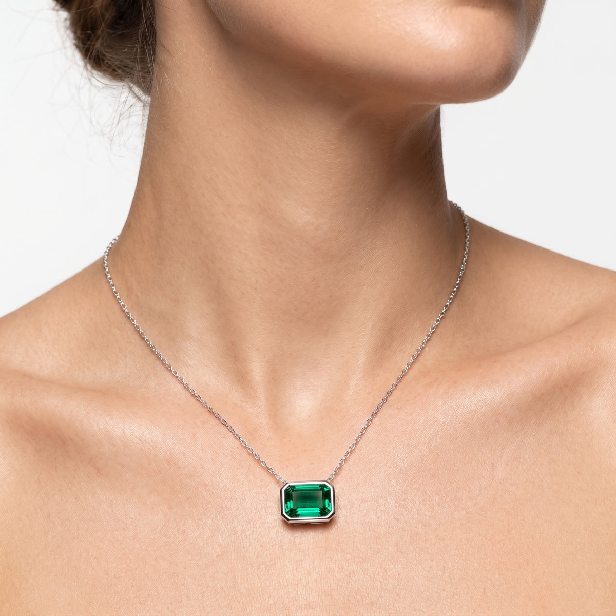 _lifestyle_image@SKU:P245G-EMGE0150000PL #metal_silver+origin_lab-created