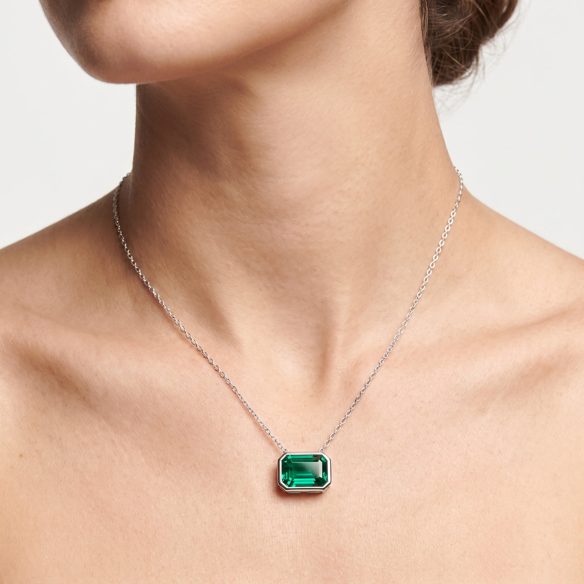 _lifestyle_image@SKU:P245G-EMGE0200000PL #metal_silver+origin_lab-created