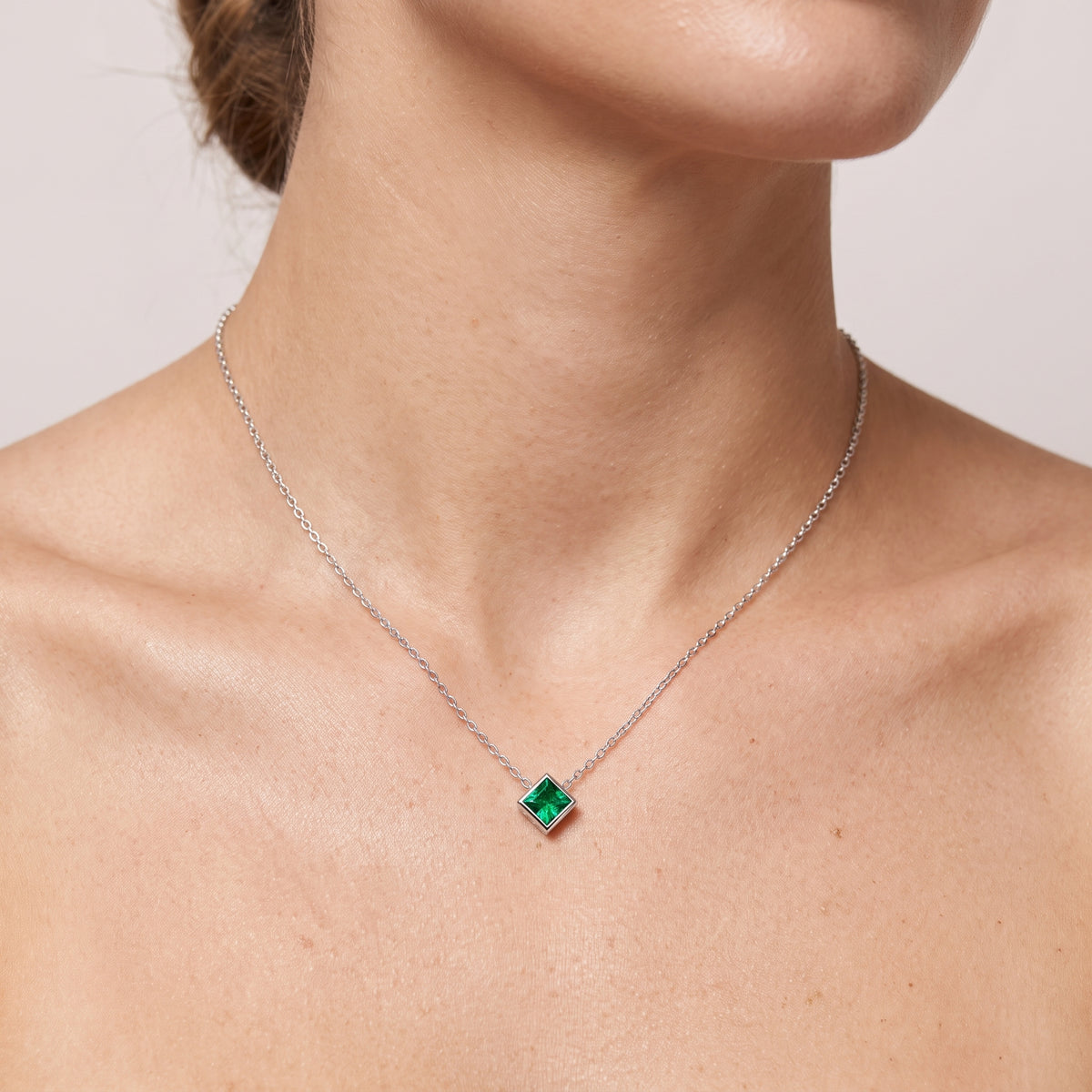 _lifestyle_image@SKU:P245G-EMGP0025000PL #metal_silver+origin_lab-created