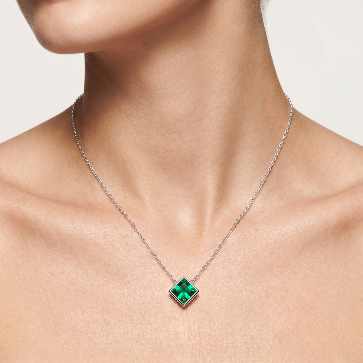 _lifestyle_image@SKU:P245G-EMGP0050000PL #metal_silver+origin_lab-created
