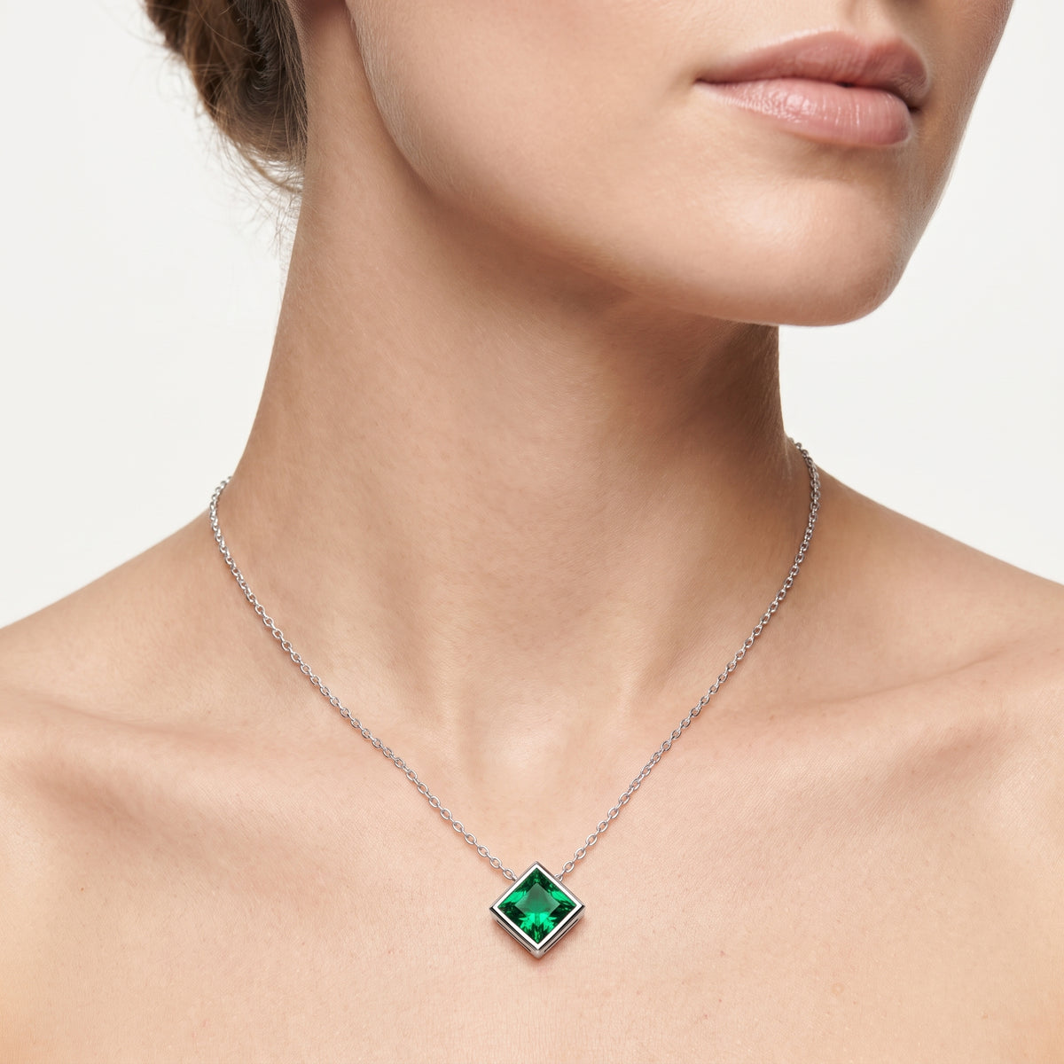 _lifestyle_image@SKU:P245G-EMGP0100000PL #metal_silver+origin_lab-created