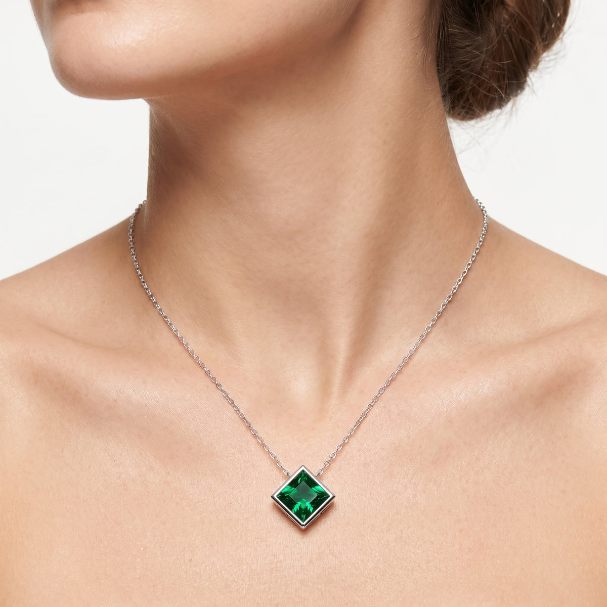 _lifestyle_image@SKU:P245G-EMGP0150000PL #metal_silver+origin_lab-created