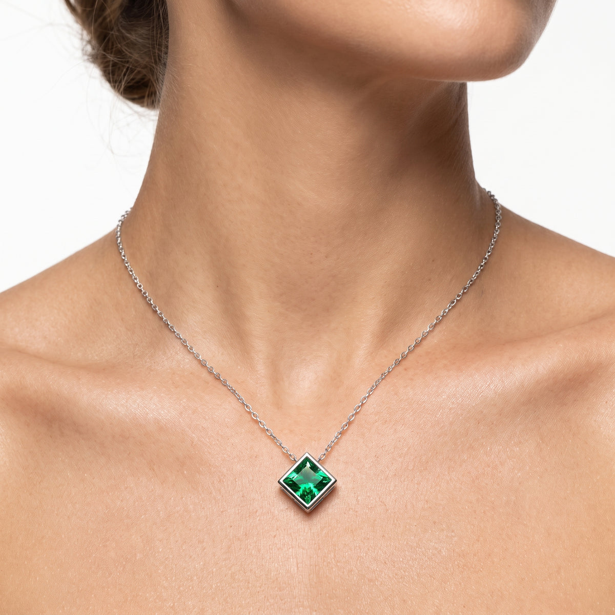 _lifestyle_image@SKU:P245G-EMGP0200000PL #metal_silver+origin_lab-created