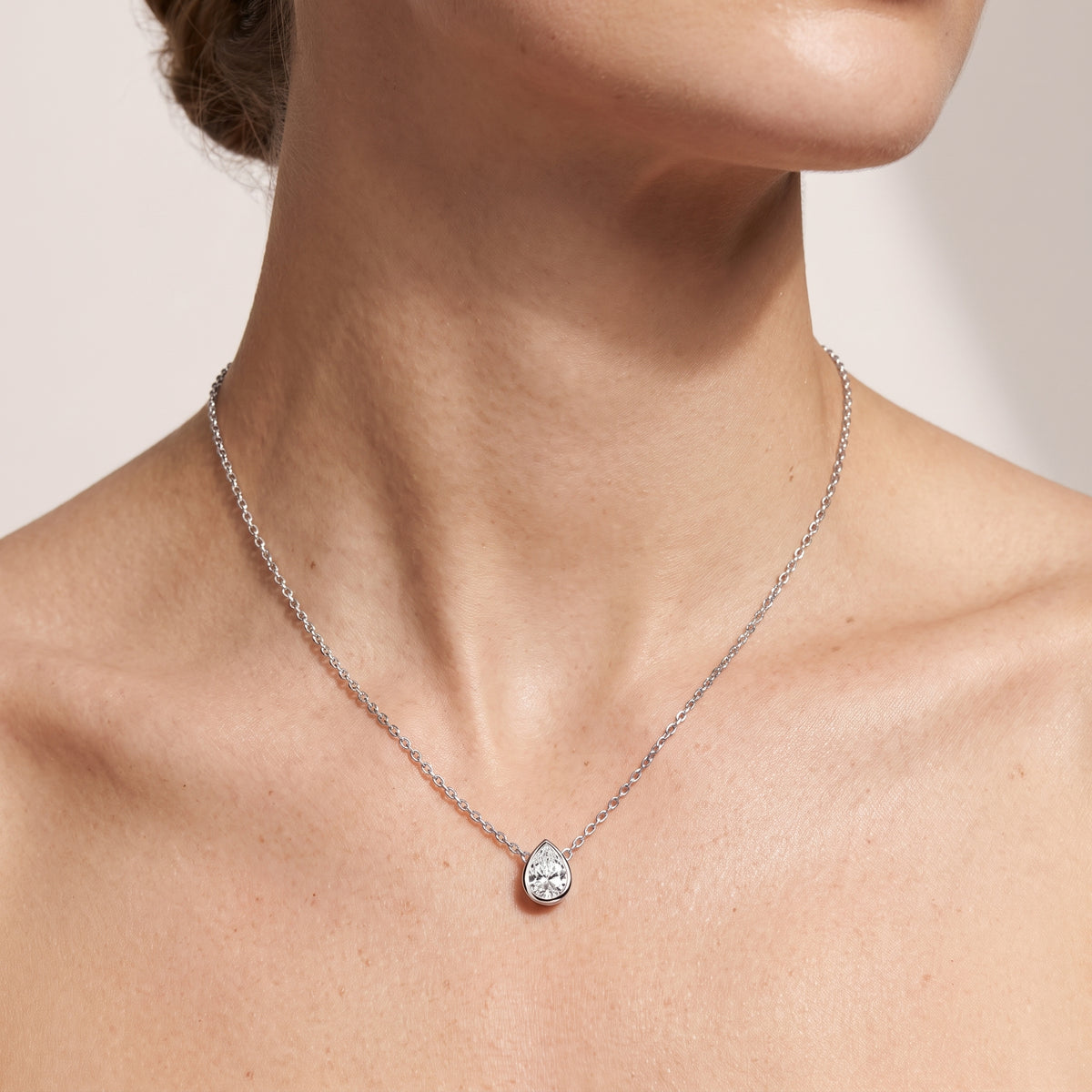 _lifestyle_image@SKU:P2476-LADD00250004W #metal_10k-white-gold+origin_lab-grown+quality_g-si