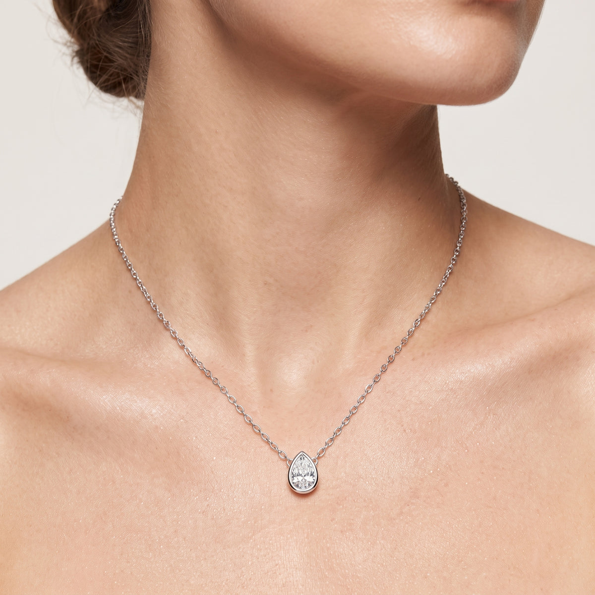 _lifestyle_image@SKU:P2476-LADD0025000DW #metal_silver+origin_lab-grown+quality_g-si
