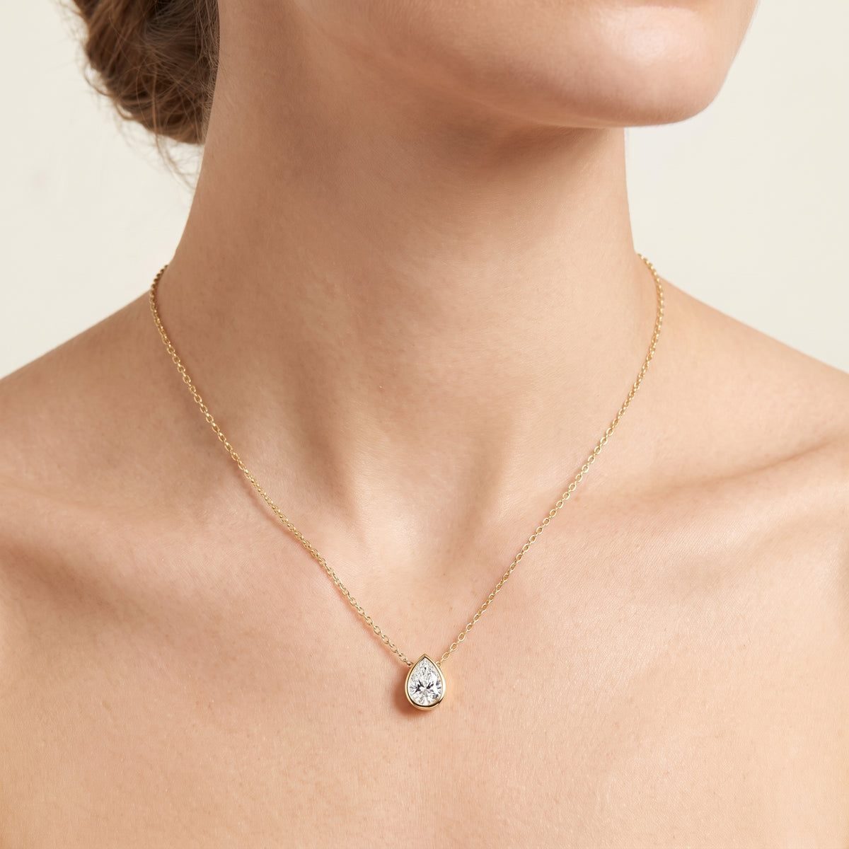_lifestyle_image@SKU:P2476-LADD00500004Y #metal_10k-yellow-gold+origin_lab-grown+quality_g-si