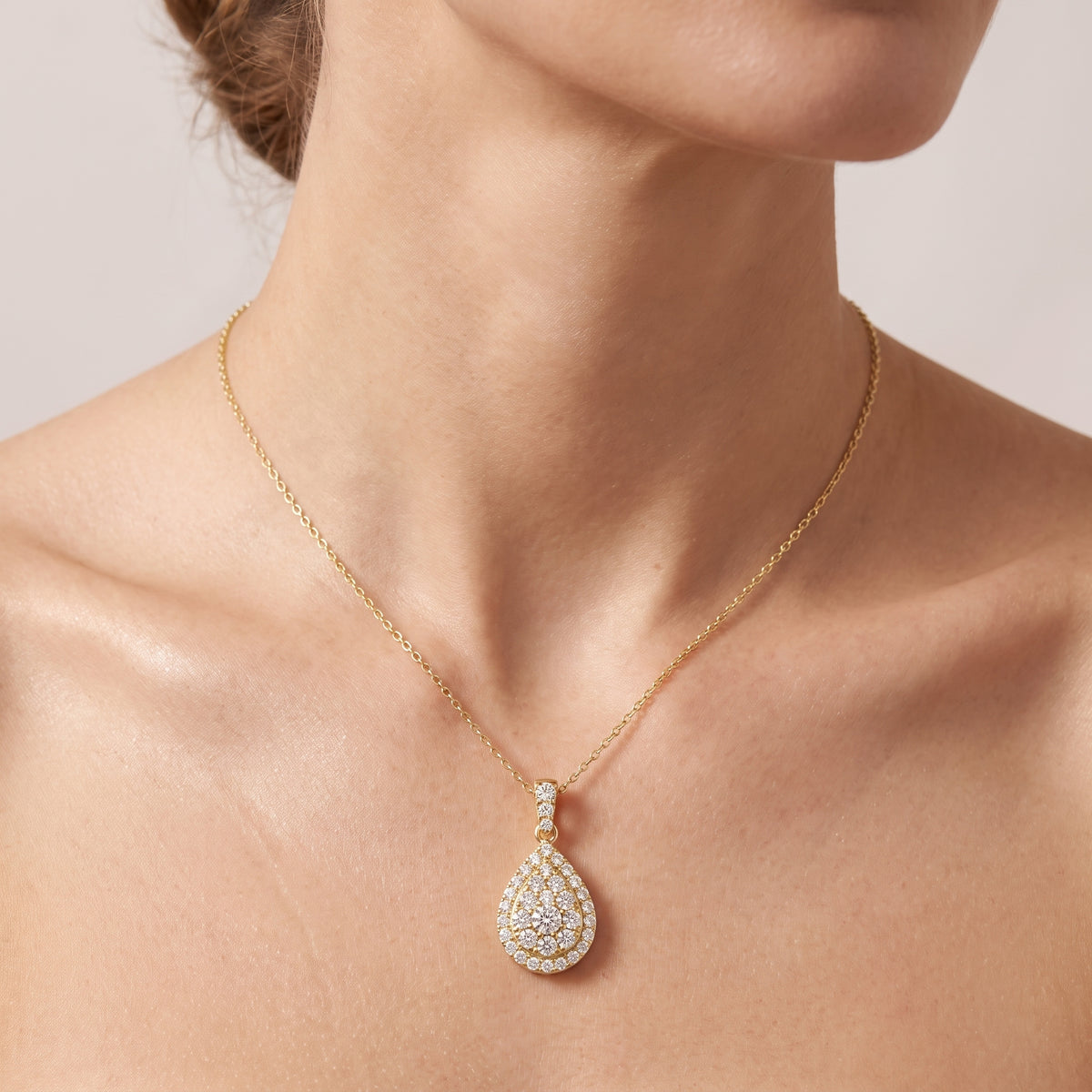 _lifestyle_image@SKU:P2723-LADR01010004Y #metal_10k-yellow-gold+origin_lab-grown+quality_g-si