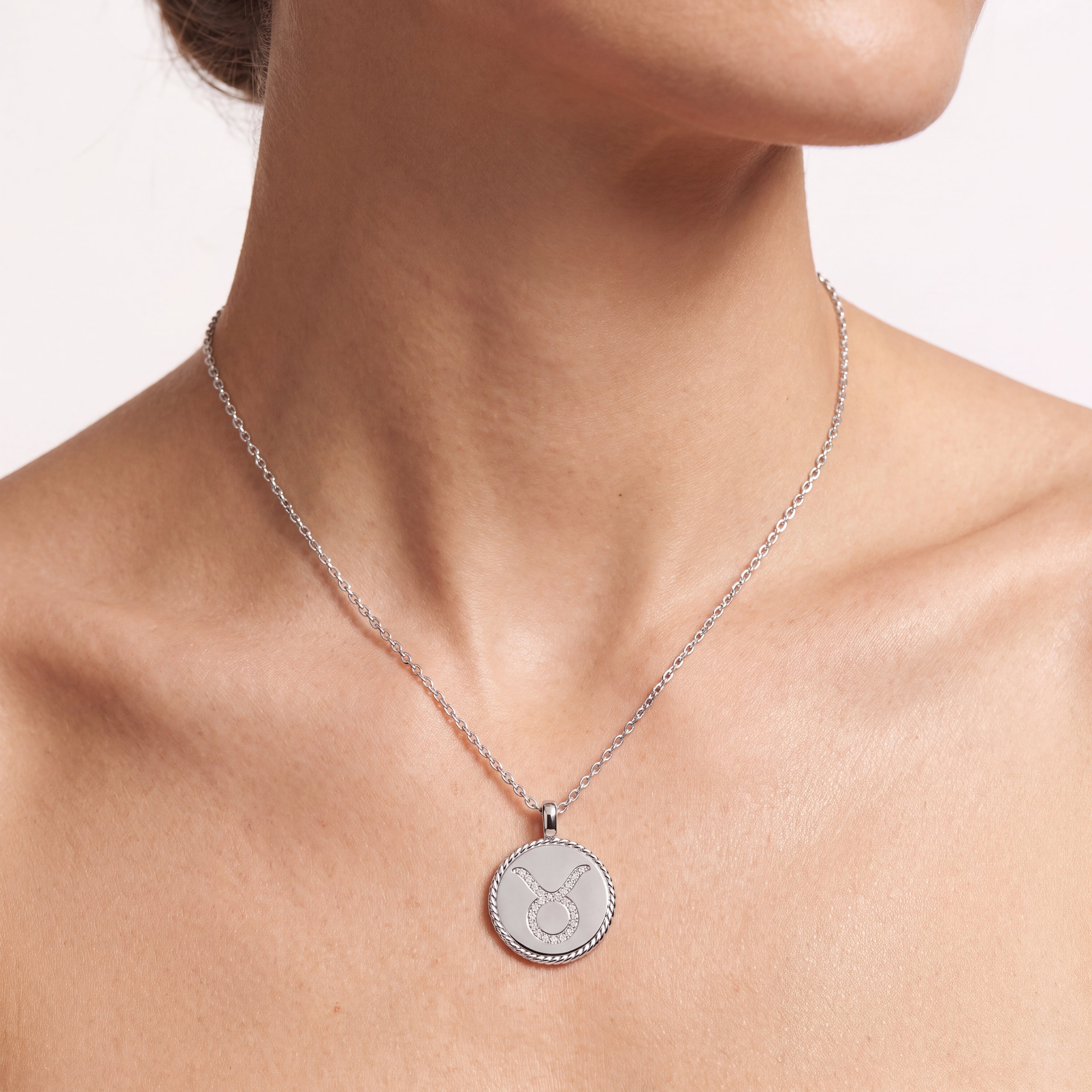_lifestyle_image@SKU:P3773-LADR00100004W #metal_10k-white-gold+origin_lab-grown+quality_g-si