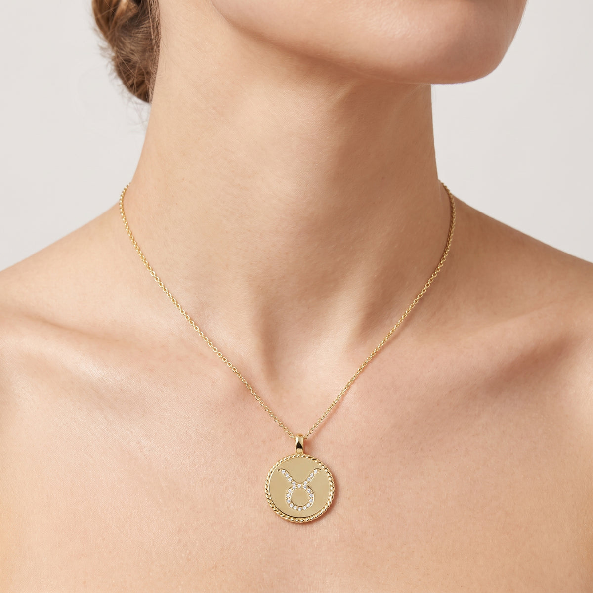 _lifestyle_image@SKU:P3773-LADR00100004Y #metal_10k-yellow-gold+origin_lab-grown+quality_g-si