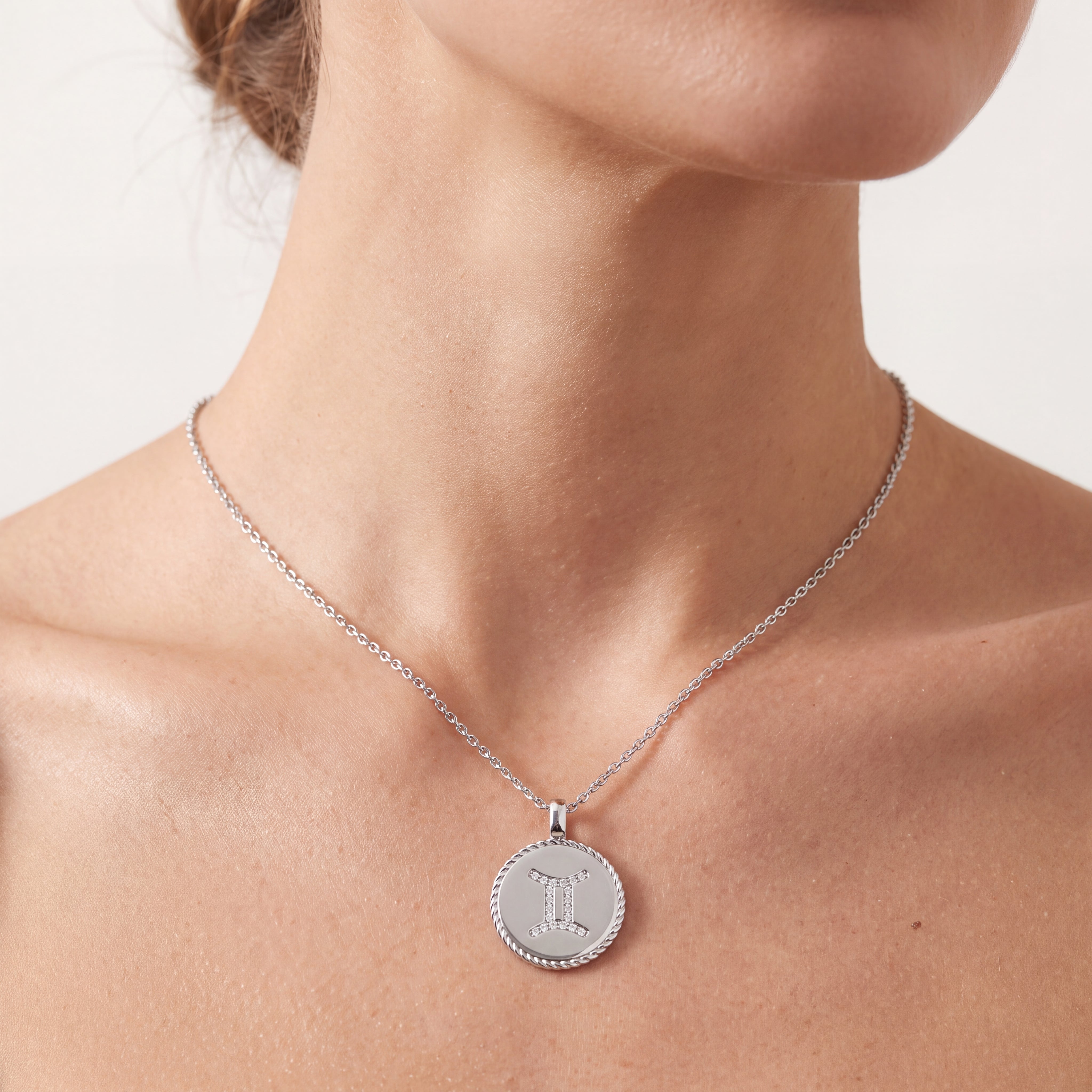 _lifestyle_image@SKU:P3774-LADR0010000DW #metal_silver+origin_lab-grown+quality_g-si