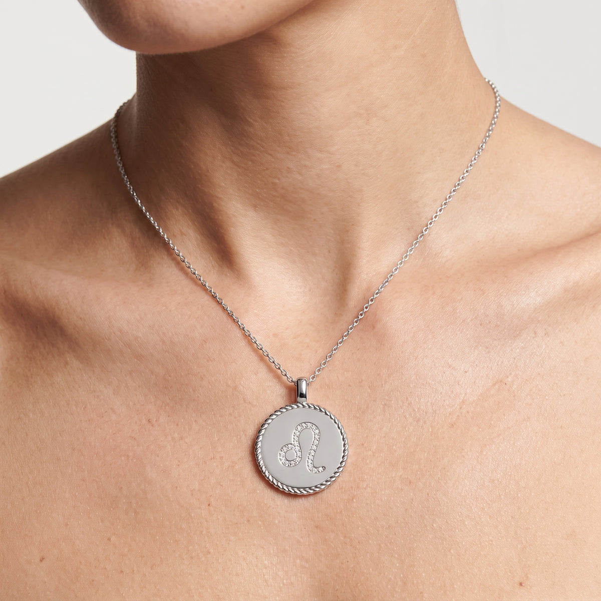 _lifestyle_image@SKU:P3775-LADR0011000DW #metal_silver+origin_lab-grown+quality_g-si