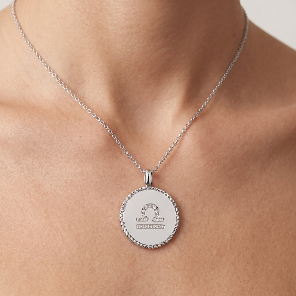 _lifestyle_image@SKU:P3776-LADR0009000DW #metal_silver+origin_lab-grown+quality_g-si