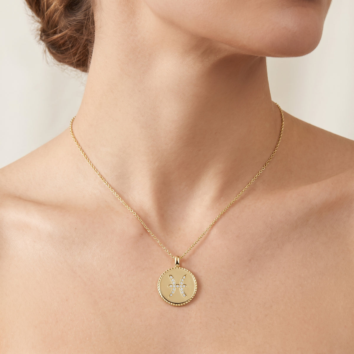 _lifestyle_image@SKU:P3780-LADR00090004Y #metal_10k-yellow-gold+origin_lab-grown+quality_g-si
