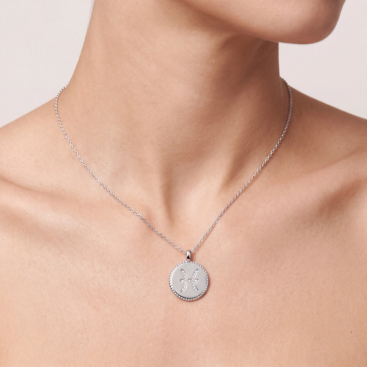 _lifestyle_image@SKU:P3780-LADR0009000DW #metal_silver+origin_lab-grown+quality_g-si