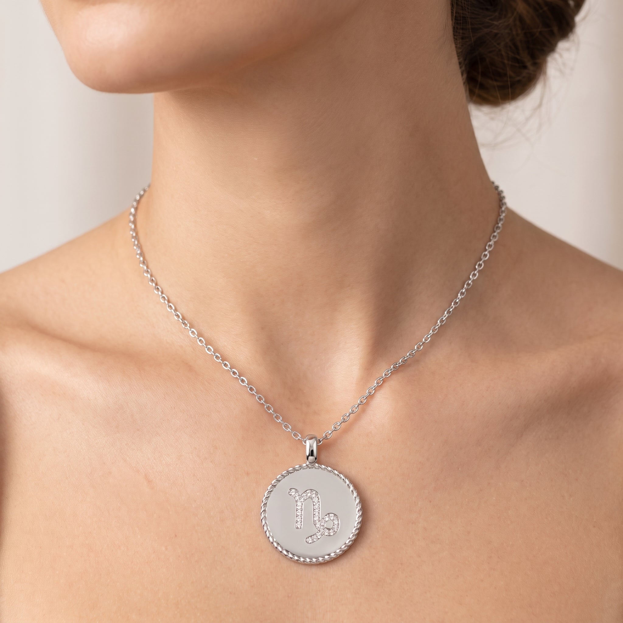 _lifestyle_image@SKU:P3782-LADR00110004W #metal_10k-white-gold+origin_lab-grown+quality_g-si