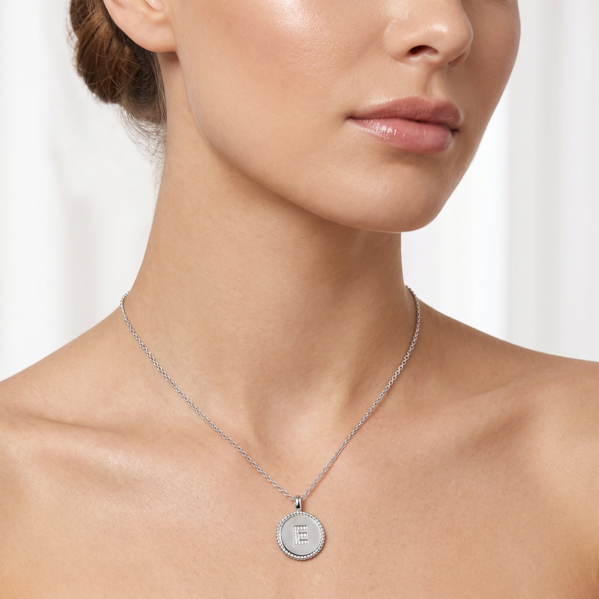 _lifestyle_image@SKU:P540E-LADR0005E004W #metal_10k-white-gold+origin_lab-grown+quality_g-si