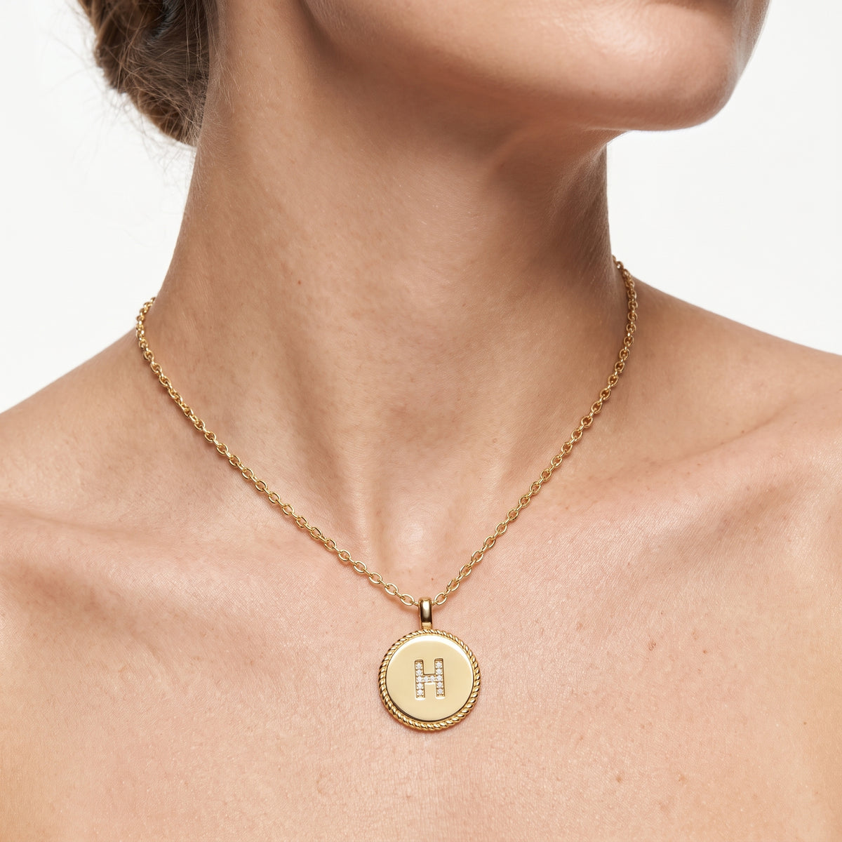 _lifestyle_image@SKU:P540H-LADR0004H004Y #metal_10k-yellow-gold+origin_lab-grown+quality_g-si