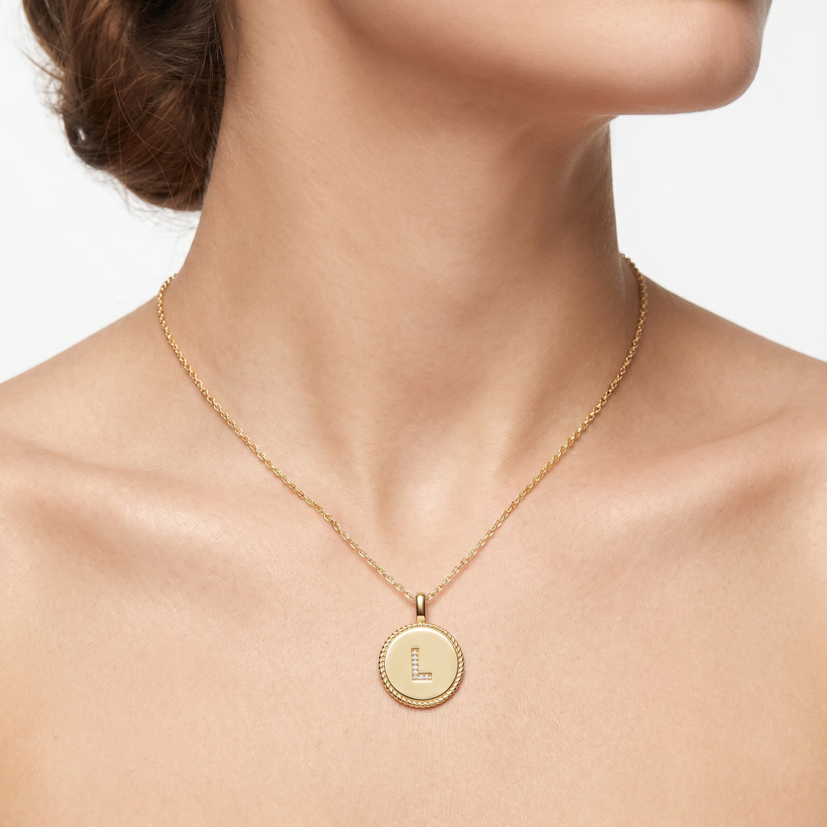 _lifestyle_image@SKU:P540L-LADR0002L004Y #metal_10k-yellow-gold+origin_lab-grown+quality_g-si