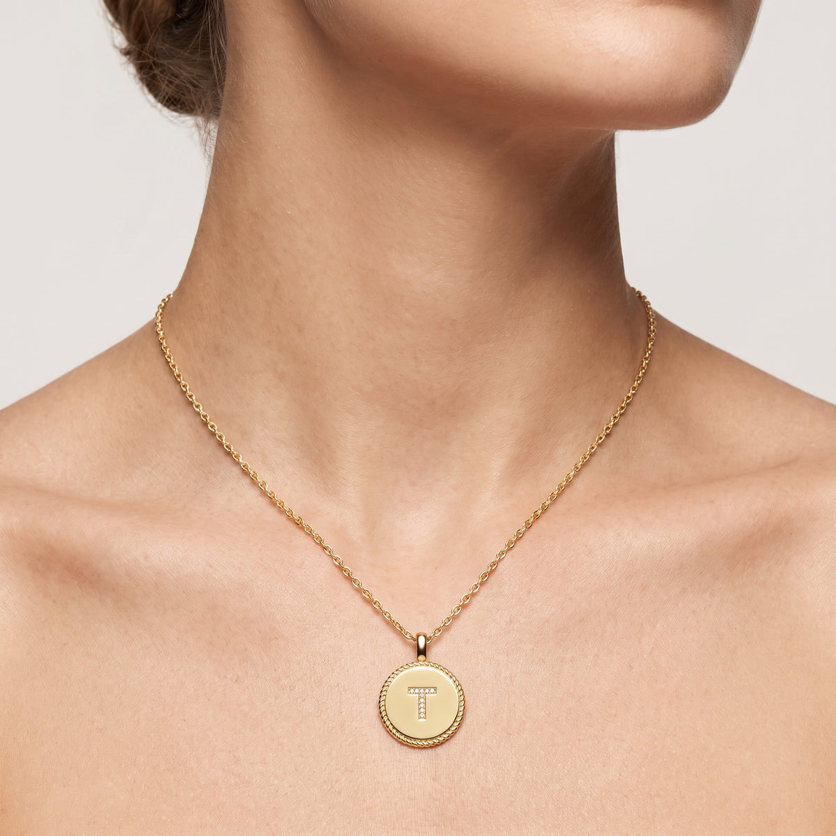_lifestyle_image@SKU:P540T-LADR0003T004Y #metal_10k-yellow-gold+origin_lab-grown+quality_g-si