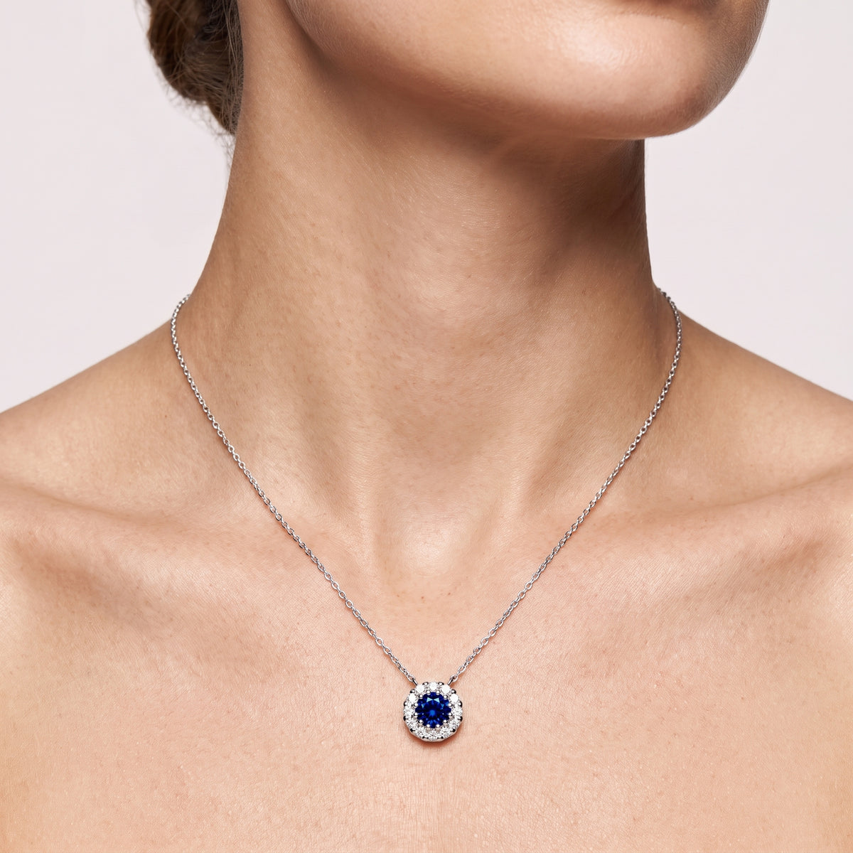 _lifestyle_image@SKU:P615G-BSGR01000004W #metal_10k-white-gold+origin_lab-created