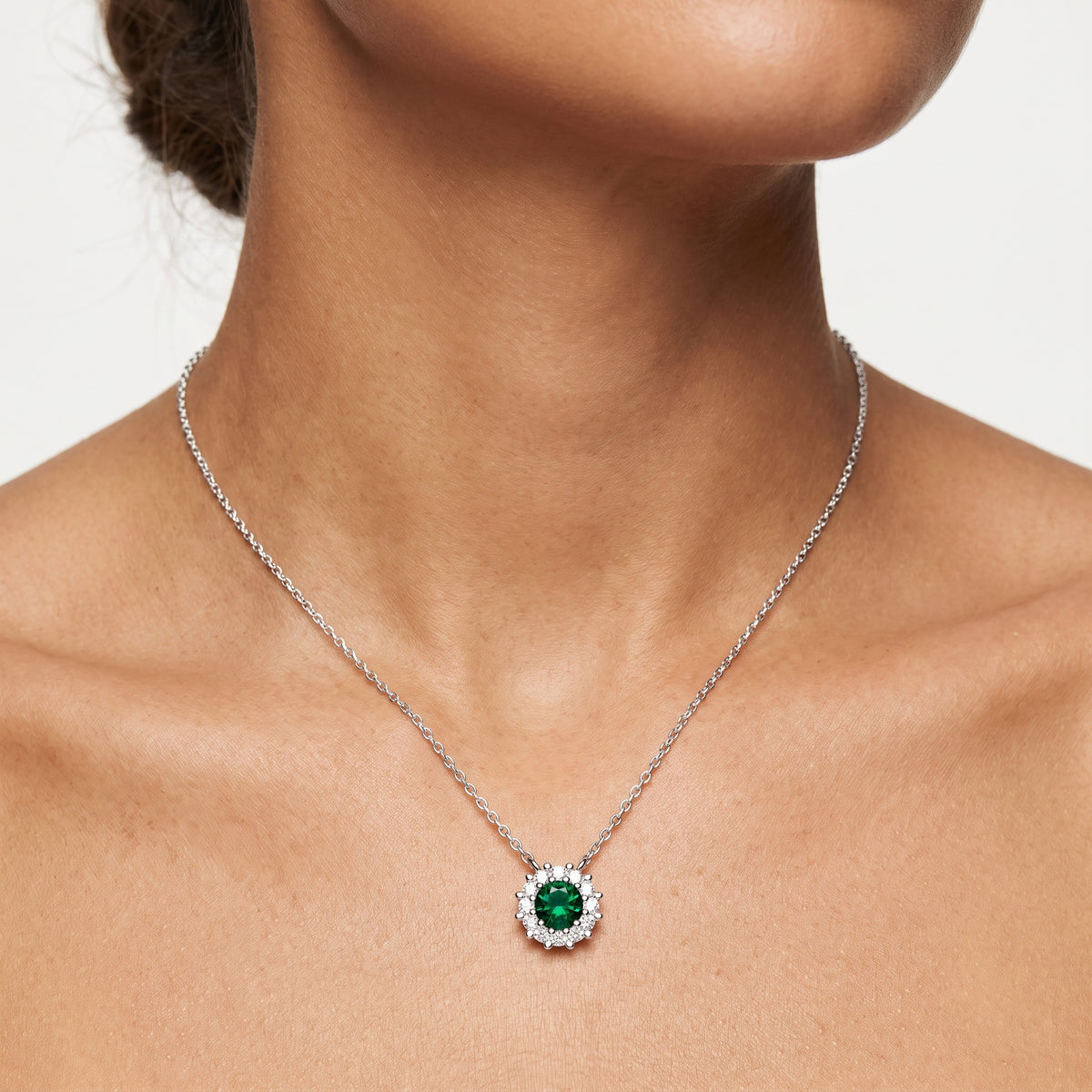 _lifestyle_image@SKU:P615G-EMGR0050000PL #metal_silver+origin_lab-created