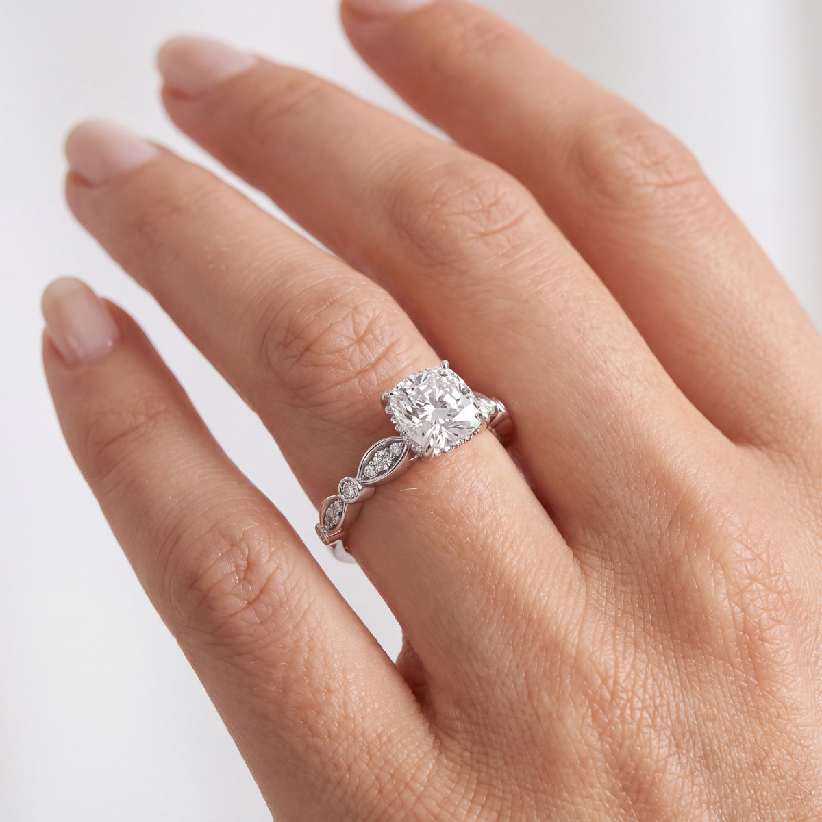 _lifestyle_image@SKU:R0055-LADC01000004W #metal_10k-white-gold+origin_lab-grown+quality_g-si