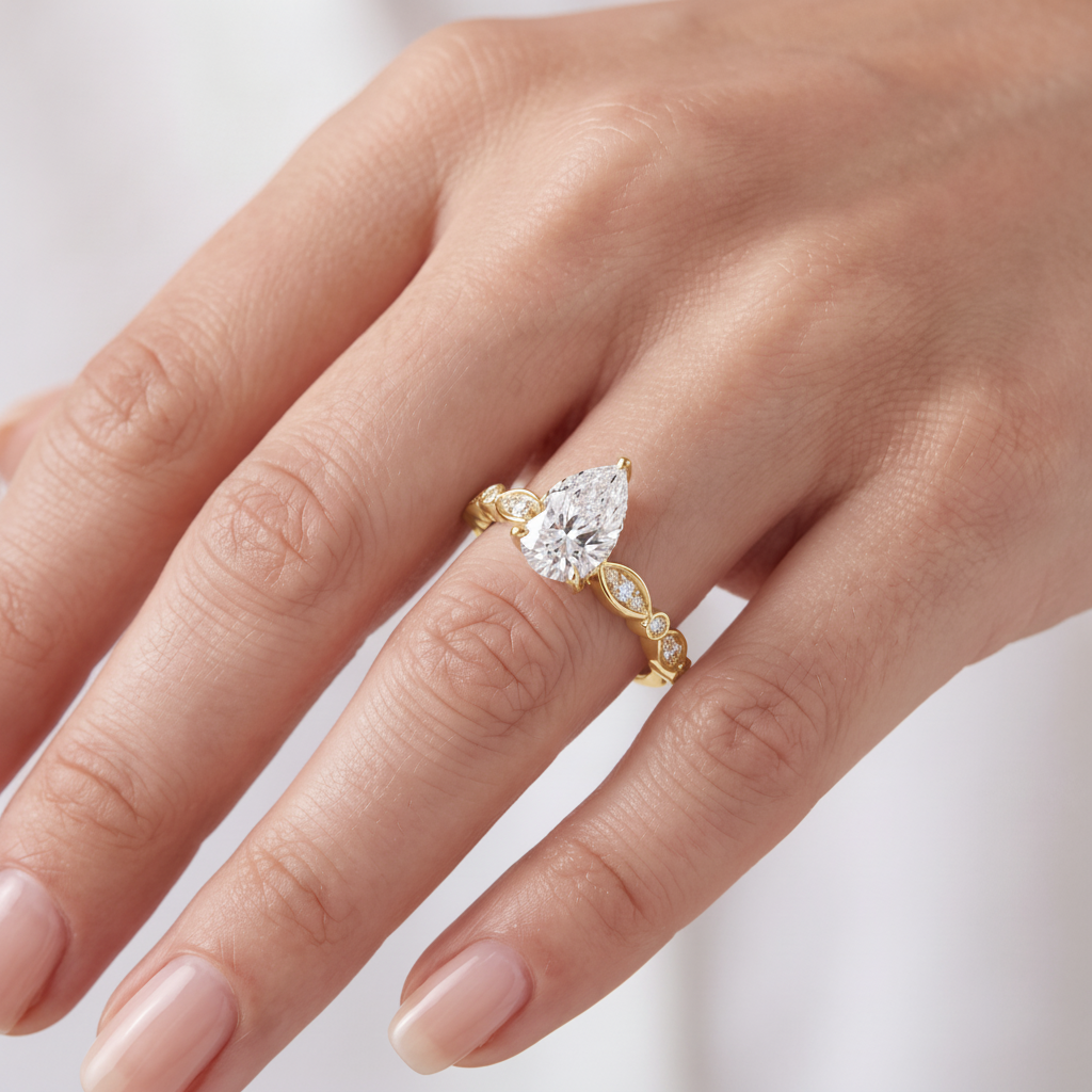 _lifestyle_image@SKU:R0055-LADD01000004Y #metal_10k-yellow-gold+origin_lab-grown+quality_g-si