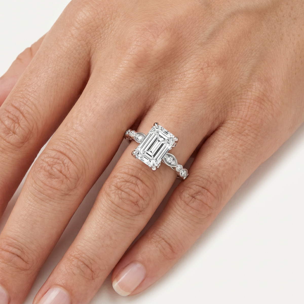 _lifestyle_image@SKU:R0055-LADE02000004W #metal_10k-white-gold+origin_lab-grown+quality_g-si