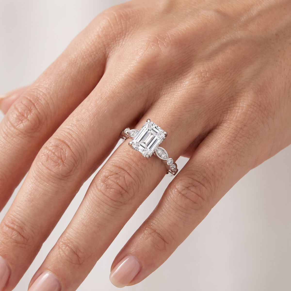_lifestyle_image@SKU:R0055-NADE02000004W #metal_14k-white-gold+origin_lab-grown+quality_ef-vs2+