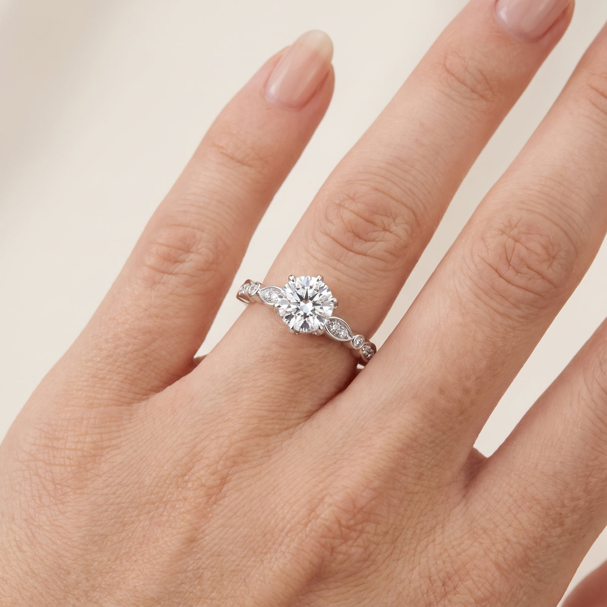 _lifestyle_image@SKU:R0055-LADR01000004W #metal_10k-white-gold+origin_lab-grown+quality_g-si