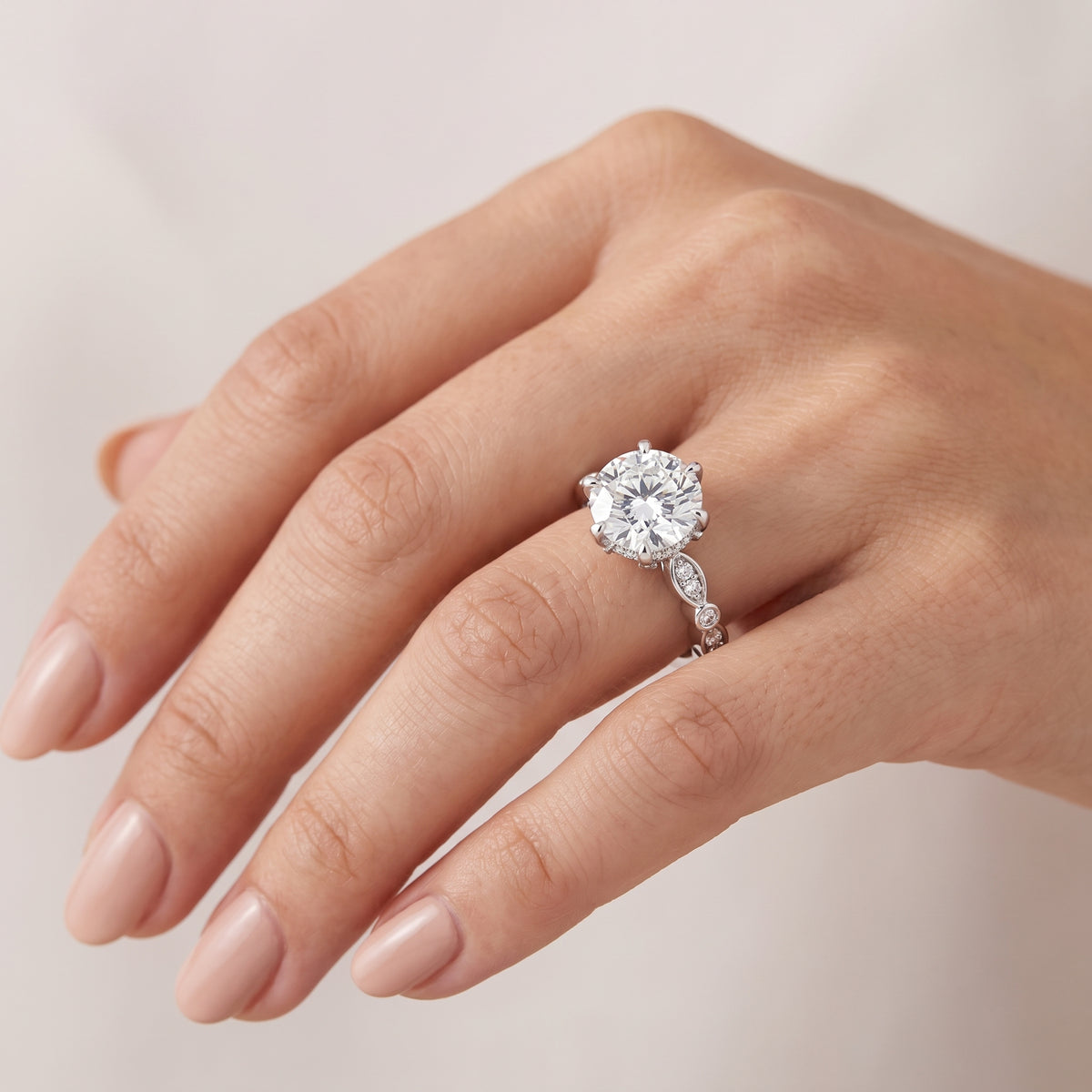 _lifestyle_image@SKU:R0055-LADR02000004W #metal_10k-white-gold+origin_lab-grown+quality_g-si