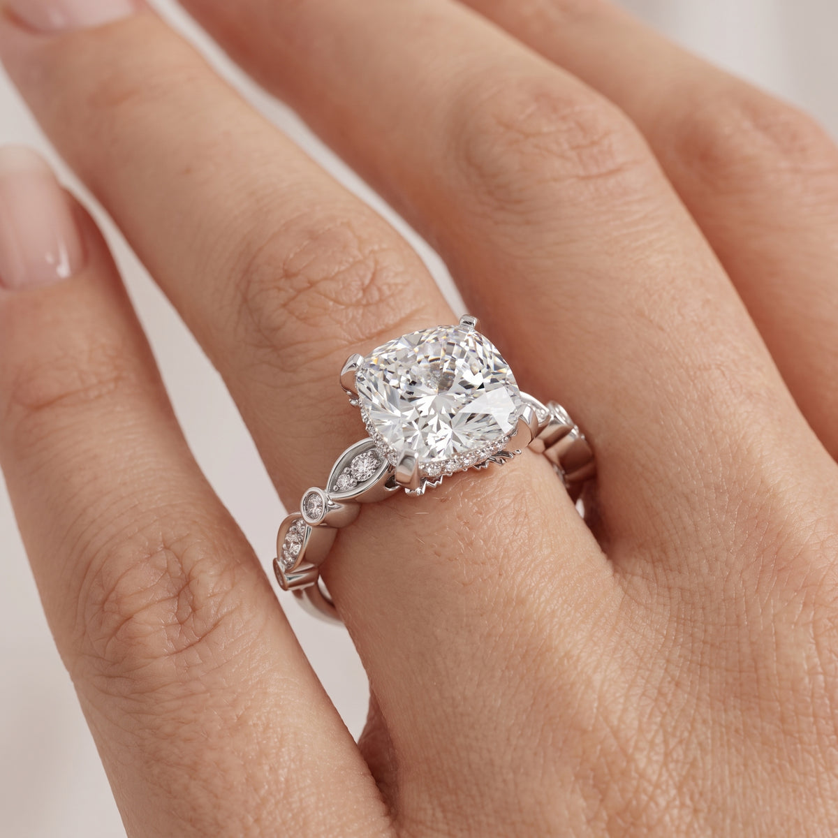 _lifestyle_image@SKU:R0055-NADC02000004W #metal_14k-white-gold+origin_lab-grown+quality_ef-vs2+