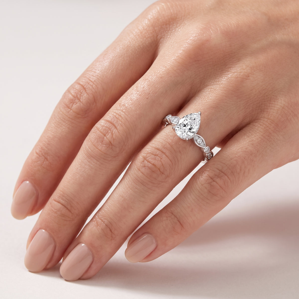 _lifestyle_image@SKU:R0055-NADD01000004W #metal_14k-white-gold+origin_lab-grown+quality_ef-vs2+