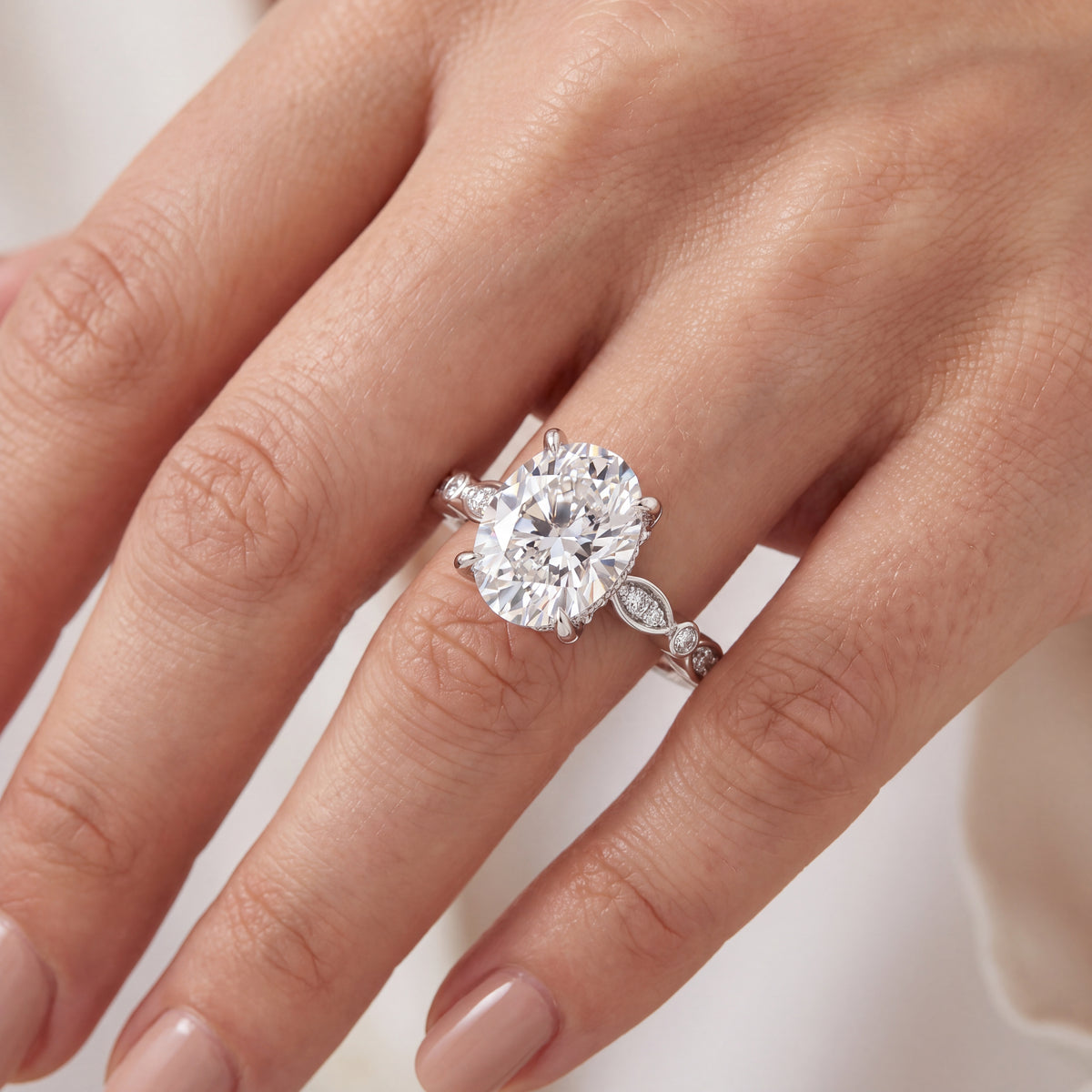 _lifestyle_image@SKU:R0055-NADO02000004W #metal_14k-white-gold+origin_lab-grown+quality_ef-vs2+