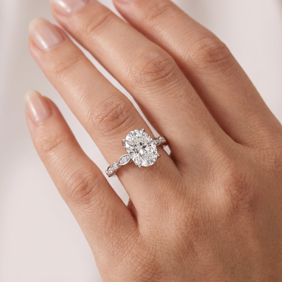 _lifestyle_image@SKU:R0055-NADO0200000PL #metal_platinum+origin_lab-grown+quality_ef-vs2+