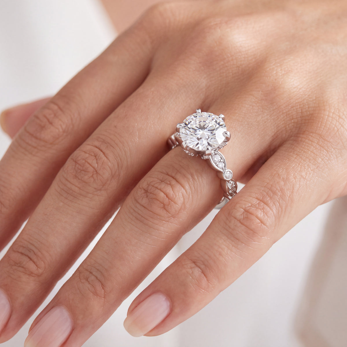 _lifestyle_image@SKU:R0055-NADR02000004W #metal_14k-white-gold+origin_lab-grown+quality_ef-vs2+