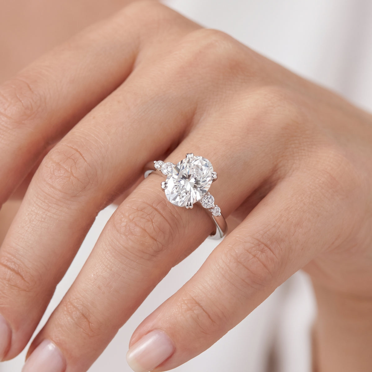 _lifestyle_image@SKU:R0100-LADO01750004W #metal_10k-white-gold+origin_lab-grown+quality_g-si+