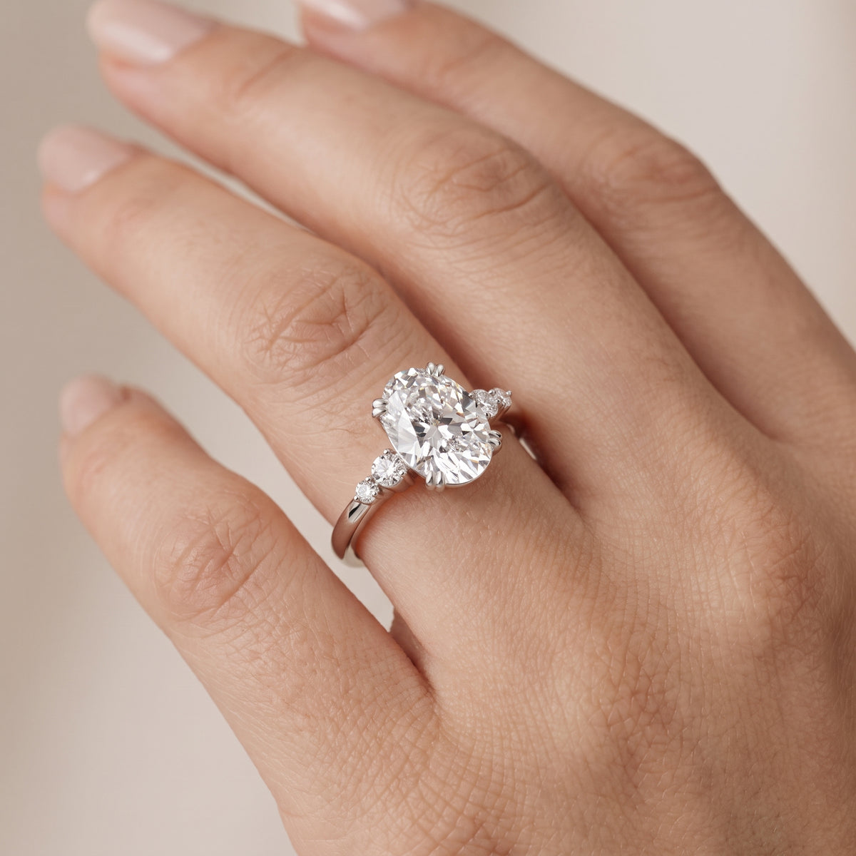 _lifestyle_image@SKU:R0100-NADO0175000PL #metal_platinum+origin_lab-grown+quality_ef-vs2+