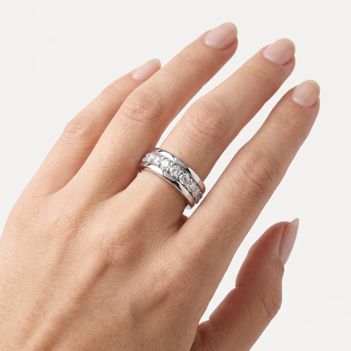 _lifestyle_image@SKU:R0268-LADR0300000DW #metal_silver+origin_lab-grown+quality_g-si